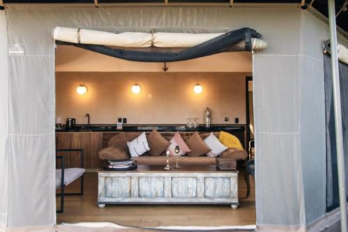 a living room with a couch and a bed at Hotel Omún, San Miguel de Allende in Dolores Hidalgo