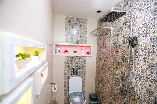 a bathroom with a shower with a glass door at Résidence Acharif in Tan-Tan Plage