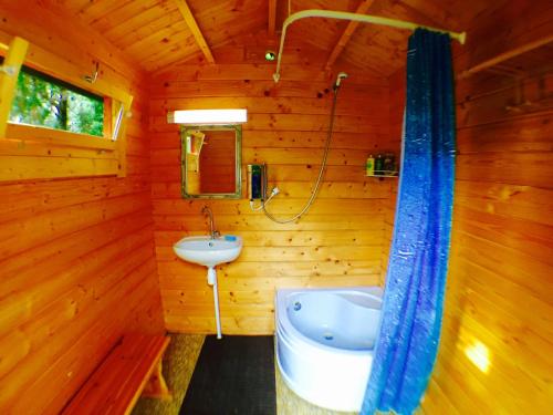 Ванна кімната в Kuivastujaani