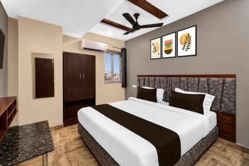 a bedroom with a large bed in a room at Hotel O R Eleven in Hyderabad