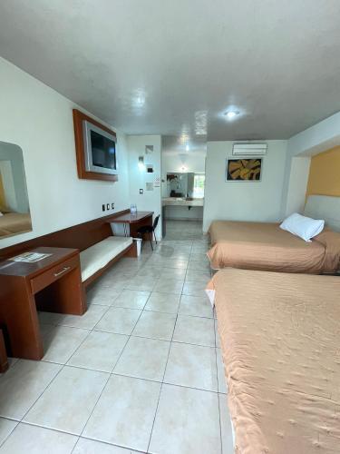 Llit o llits en una habitació de Hotel Splash Inn