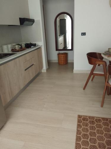 a kitchen with a wooden floor and a mirror at Bora 102 Garden Breeze 1 in La Laguna