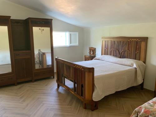 a bedroom with a large bed and a mirror at Les Chandelles in San Menaio