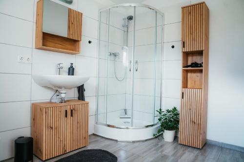 a bathroom with a shower and a sink at Bergblick Zimmervermietung in Ebensee