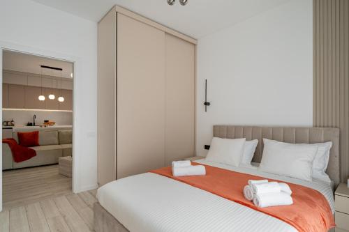 a bedroom with a large bed with two towels at A&R Residence Nest in Arad