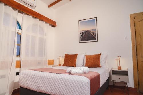 a bedroom with a bed and a window at Hotel Crossman in Puerto Ayora