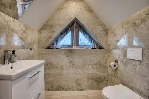 a bathroom with a sink and a window at Mery House Agroturystyka in Biały Dunajec