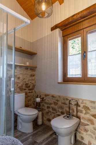 a bathroom with a toilet and a sink at El Refugio II de Verdiago in Verdiago
