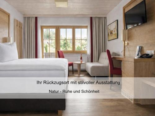a hotel room with a bed and a desk and chair at Hotel zur Linde - Bayerischer Wald - aktivCard mit 154 kostenfreien Leistungen - kostenloser Parkplatz in Lohberg