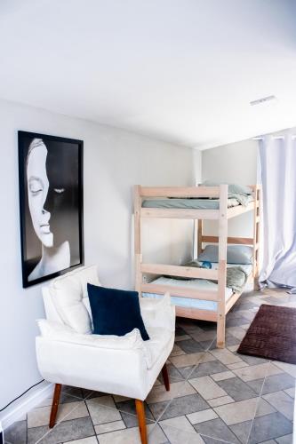 a living room with a couch and a bunk bed at pousada campolim prox ao hospital Bos in Sorocaba