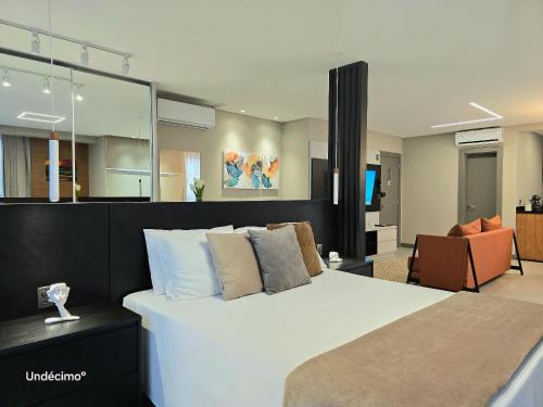 ein Schlafzimmer mit einem großen Bett und ein Wohnzimmer in der Unterkunft Seasons BC in Cabeçudas