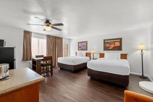 Clarion Inn Sierra Vista near Ft Huachuca tesisinde bir odada yatak veya yataklar