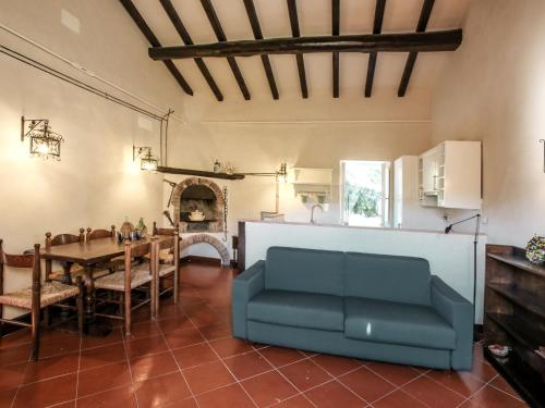 モンテ・アルジェンターリオにあるCasalino Spagnolo Garden Apartmentのリビングルーム(青いソファ、テーブル付)