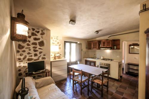 モンテ・アルジェンターリオにあるCasalino Spagnolo Cozy Apartmentのリビングルーム(テーブル付)、キッチン