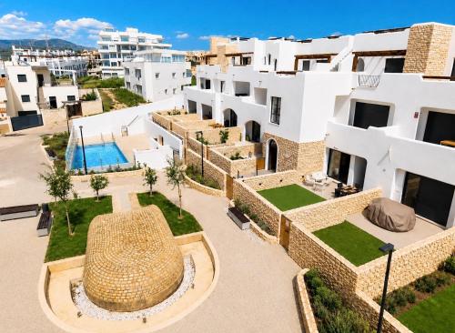 Apartamentos con piscina, terraza y parking