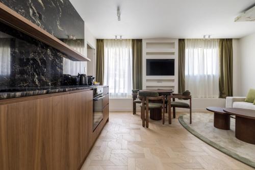 Cosy apartment with AC next to Champs Élysées