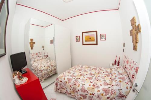 um quarto com uma cama e um espelho em Insidesalernohome em Salerno