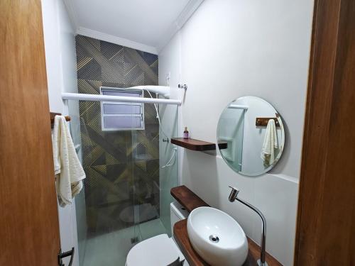 a bathroom with a sink and a mirror at Cura e Conexões in Jarinu