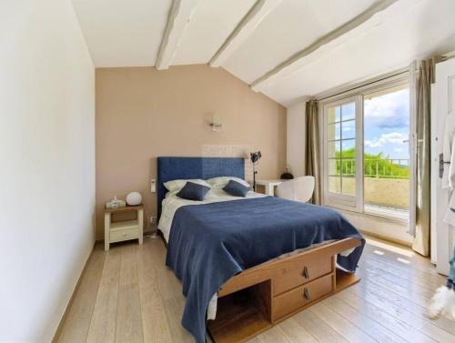 a bedroom with a bed and a large window at Havre de paix -Élégante villa avec piscine au cœur d'un écrin de verdure in Vence