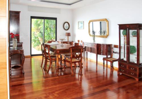 Spacious house with sea view in Caniço + private pool