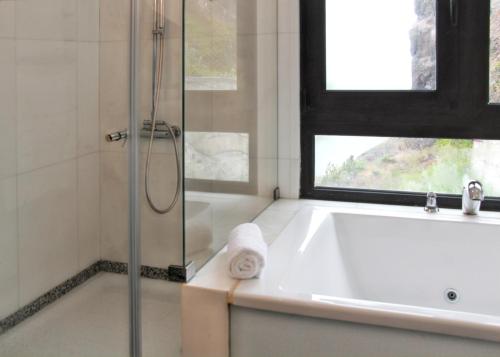 Spacious house with sea view in Caniço + private pool
