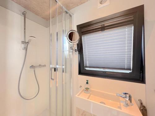 a bathroom with a shower and a sink at Jopies Houseboat in Maasbommel