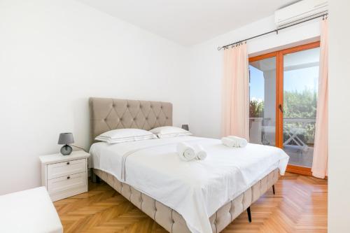 Apartments with parking space Supetar, Brac - 18307