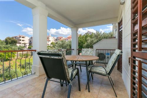 Apartments with parking space Supetar, Brac - 18307