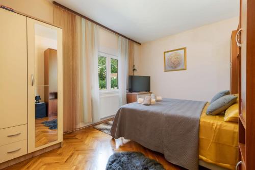 Apartments with parking space Seget Donji, Trogir - 27568