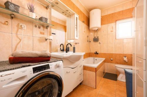 Apartments with parking space Seget Donji, Trogir - 27568