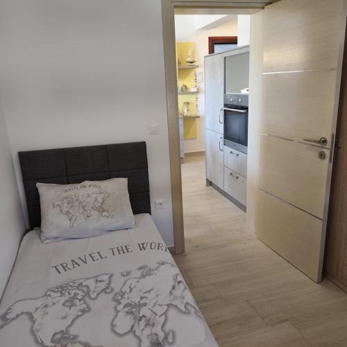 Apartments with parking space Primosten - 27867