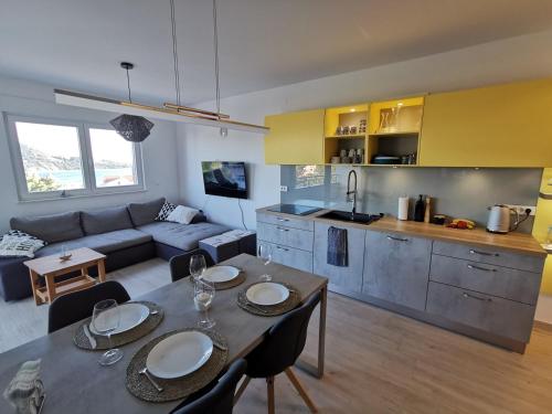 Apartments with parking space Primosten - 27867
