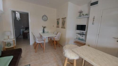 Apartments with parking space Primosten - 27868