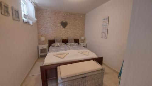 Apartments with parking space Primosten - 27868
