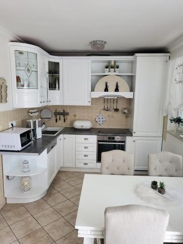 Apartments with parking space Primosten - 27868