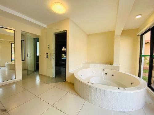 a large bathroom with a large tub in the middle at Aparthotel La Quinta in Santa Cruz de la Sierra