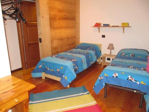 Cette chambre comprend 3 lits. dans l'établissement Appartamento Le Jardin CIR VDA Aymavilles 0009, à Aymavilles