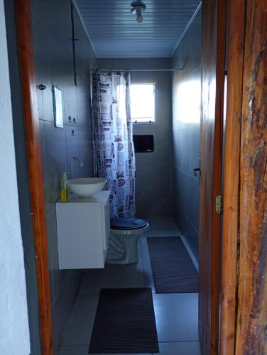 a small bathroom with a sink and a toilet at Recanto Eucaliptos in Araçoiaba da Serra