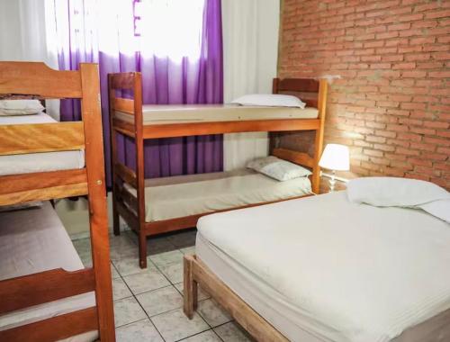 a room with two bunk beds and a window at Casa de campo - chácara Guinato in Socorro