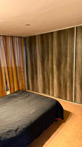a bedroom with a bed in a room at Casa Thompson in Paraná