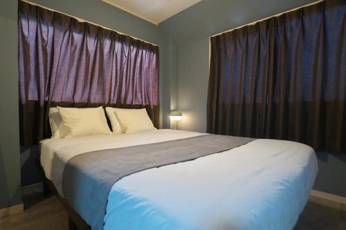 Sun & Moon Hotel 404 8 minutes to Haneda Airport, 12 minutes to Yokohama, 35 minutes to Asakusa, no transfers