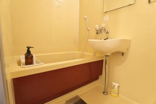 Sun & Moon Hotel 404 8 minutes to Haneda Airport, 12 minutes to Yokohama, 35 minutes to Asakusa, no transfers