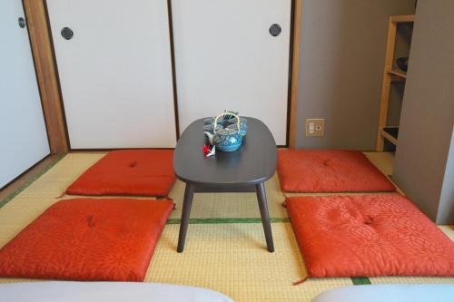 Sun & Moon Hotel 404 8 minutes to Haneda Airport, 12 minutes to Yokohama, 35 minutes to Asakusa, no transfers