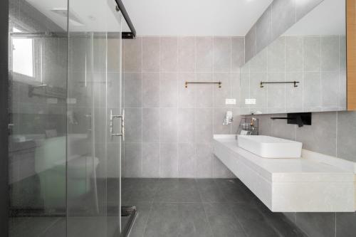 a bathroom with a sink and a shower at 贵客心宿 Xiamen Guike Xinsu in Xiamen