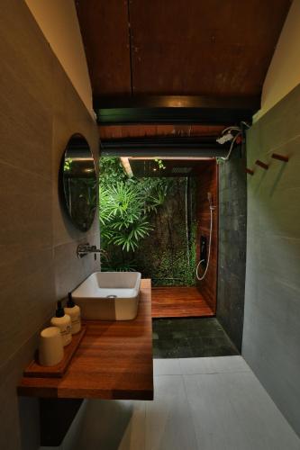 a bathroom with a sink and a mirror at Haven Nest Retreat in Ấp Phú Hòa (3)