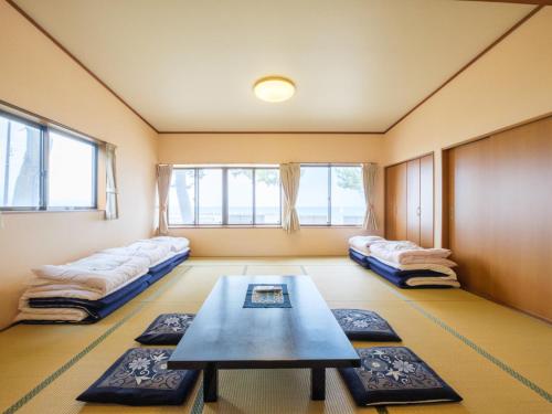 a room with couches and a table in a room at Minshuku Meiwaso in Takaoka