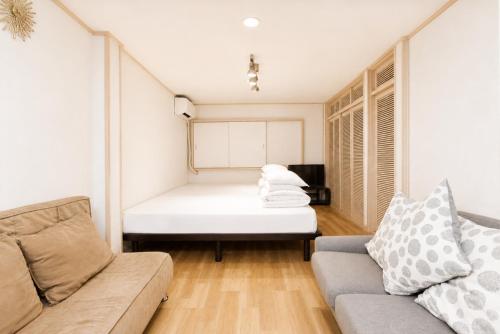 Apartment House White Mansion