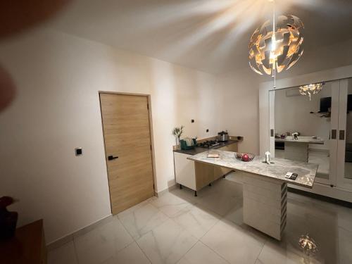 a kitchen with a counter and a sink and a mirror at Apartamento completo punta cana in Punta Cana