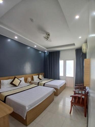 a hotel room with two beds in a room at Khách sạn Đại Huệ in Dong Quan