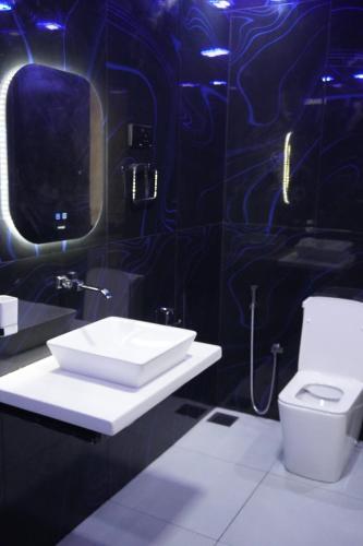 ein Badezimmer mit einem weißen Waschbecken und einer Toilette in der Unterkunft Ward 58 in Wellawaya